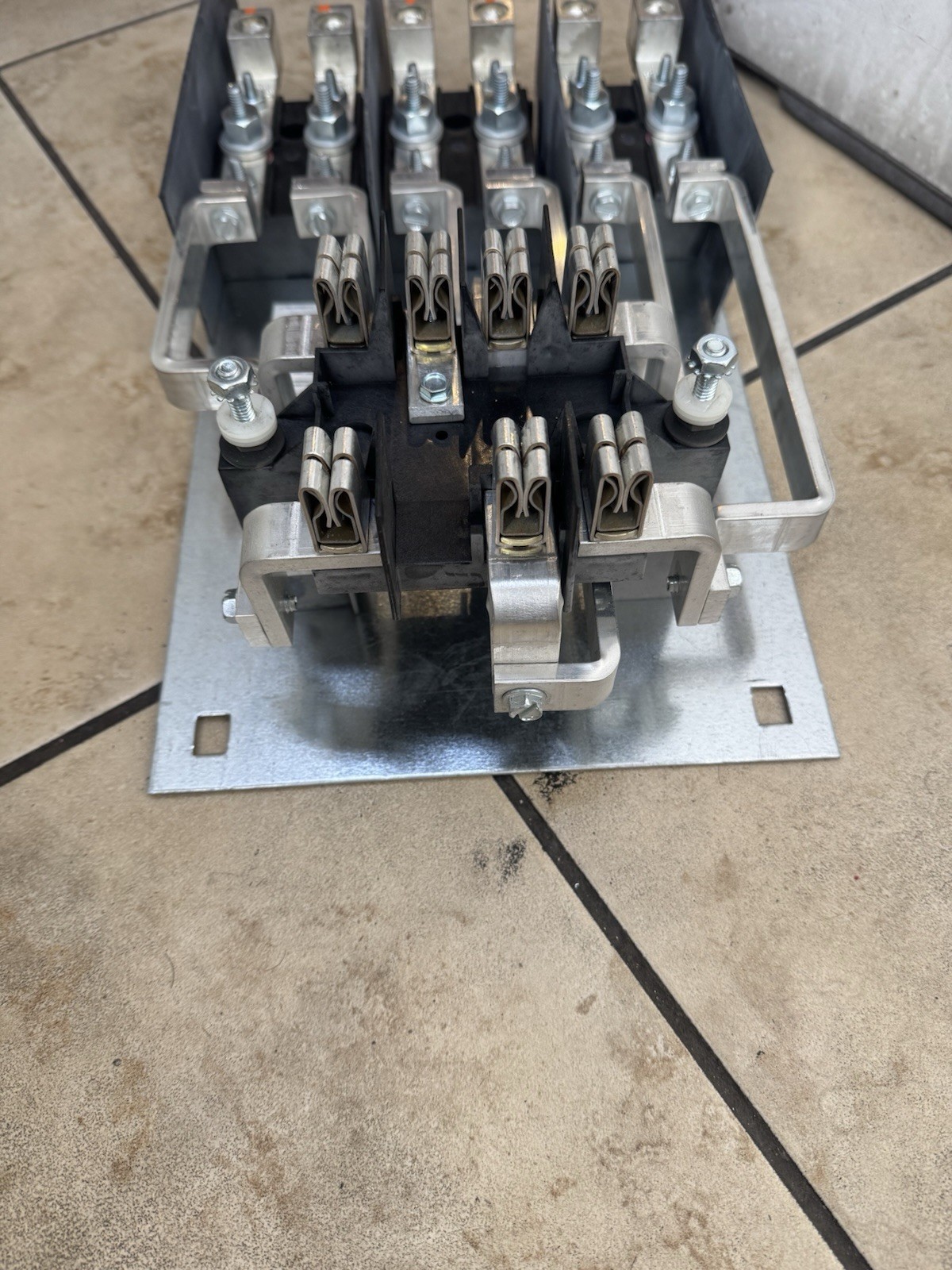 Siemens WMS-263 Meter Socket 3Ph 600V 200A Good Condition.