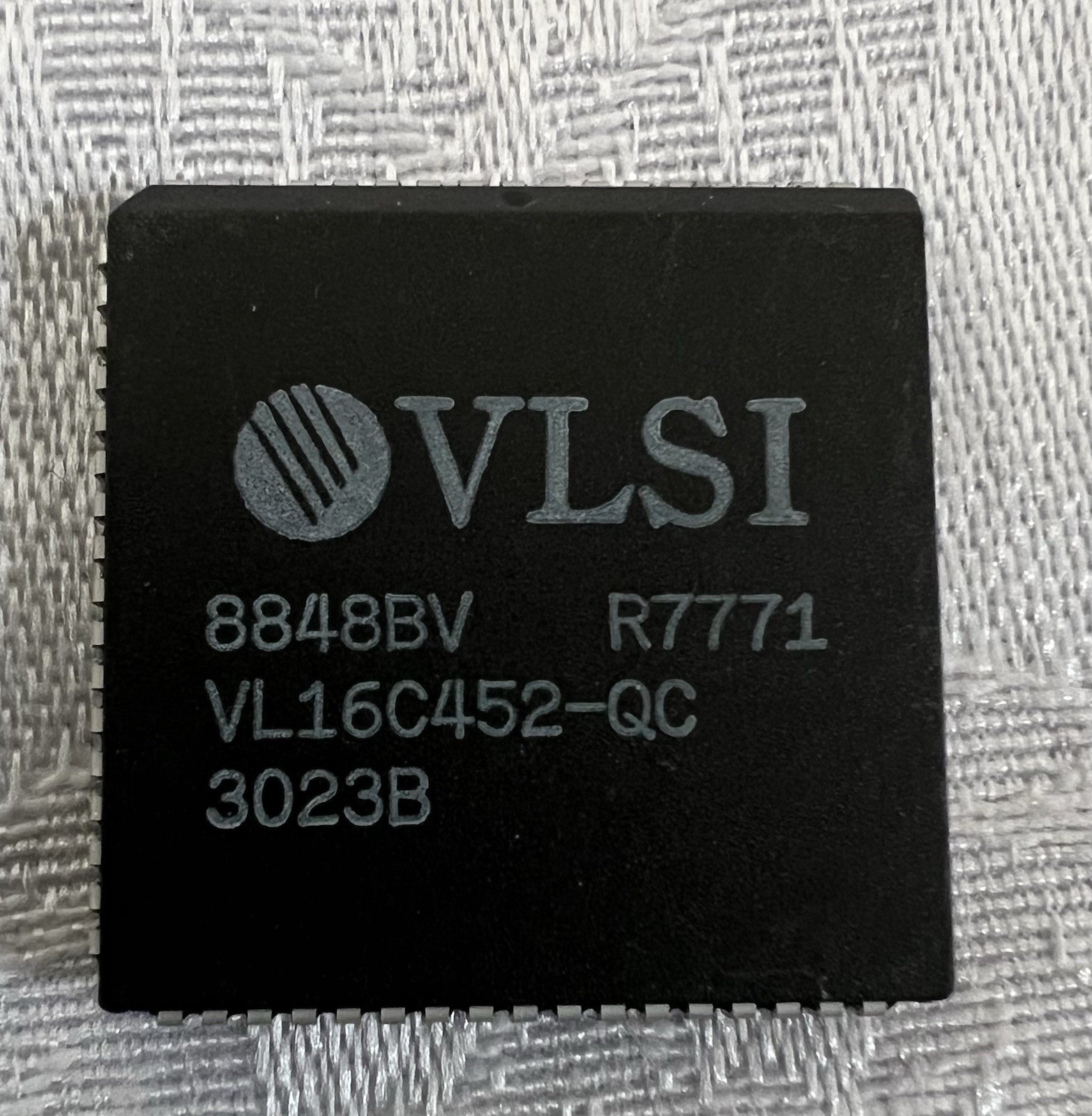 VLSI TECHNOLOGY SERIAL I/O CONTROLLER CHIP VL16C452-QC IC,UART, CMOS,LDCC, 68PIN