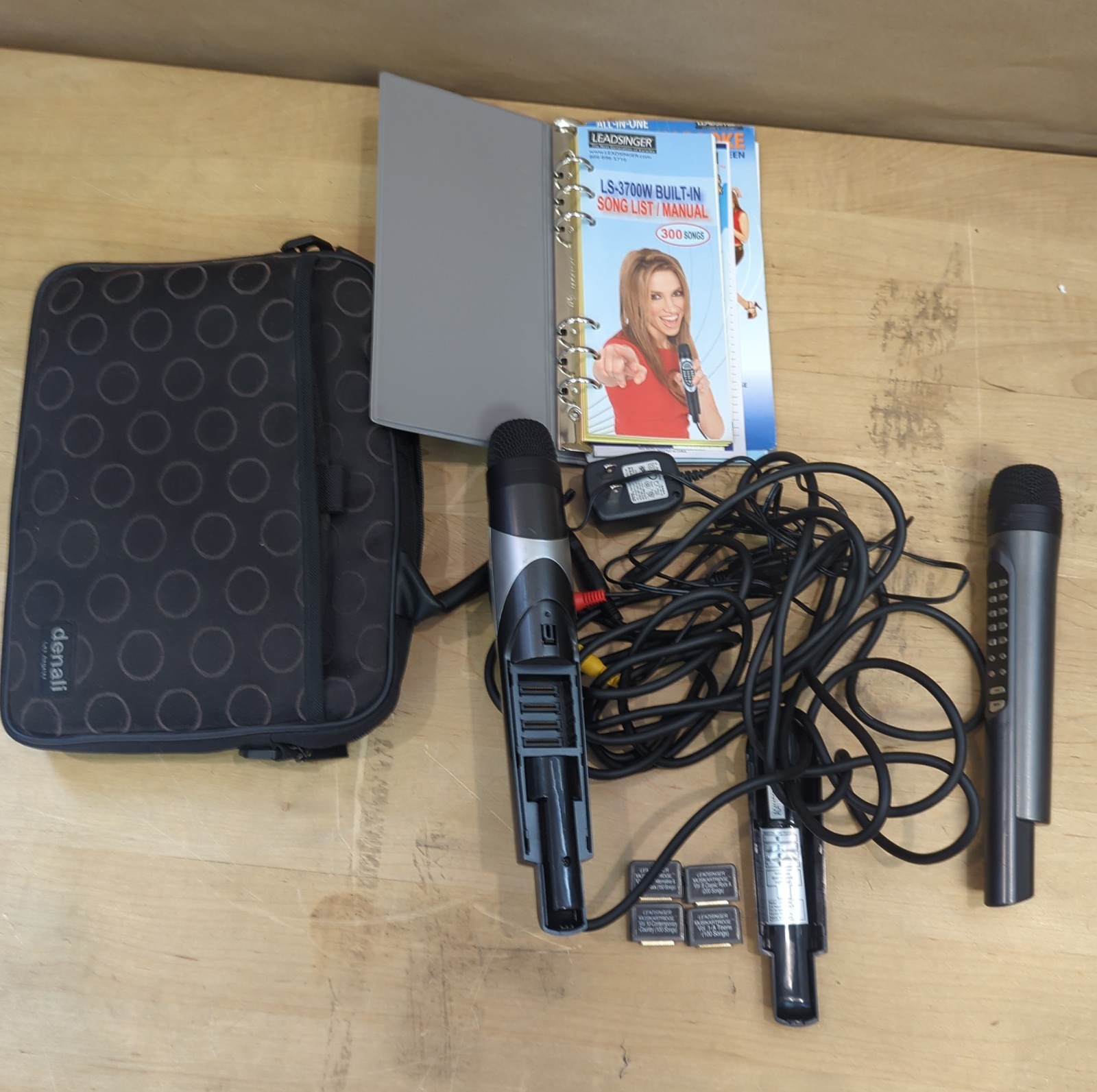 LEADSINGER LS-3700W Karaoke Microphone w/ Music Cartridge 550 Songs + Bag & Book
