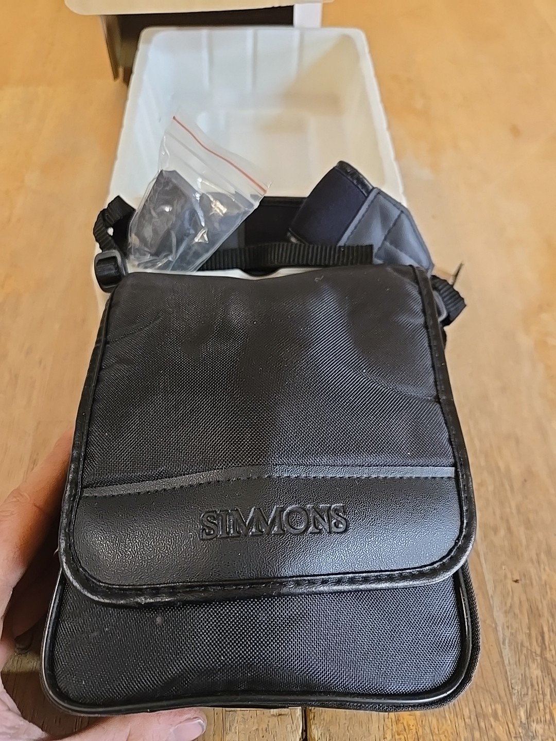 Simmons CaptureView 8x42 Binoculars and Digital Camera Model 822218