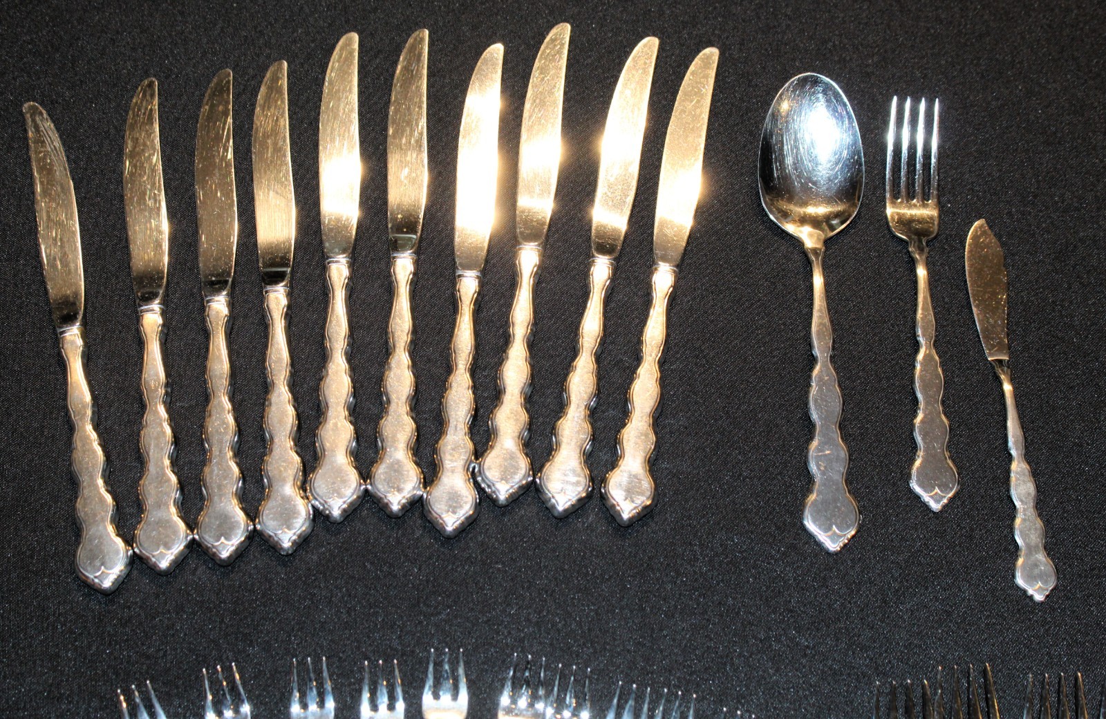 Oneida Valerie 32 Piece Silverplate Flatware Set