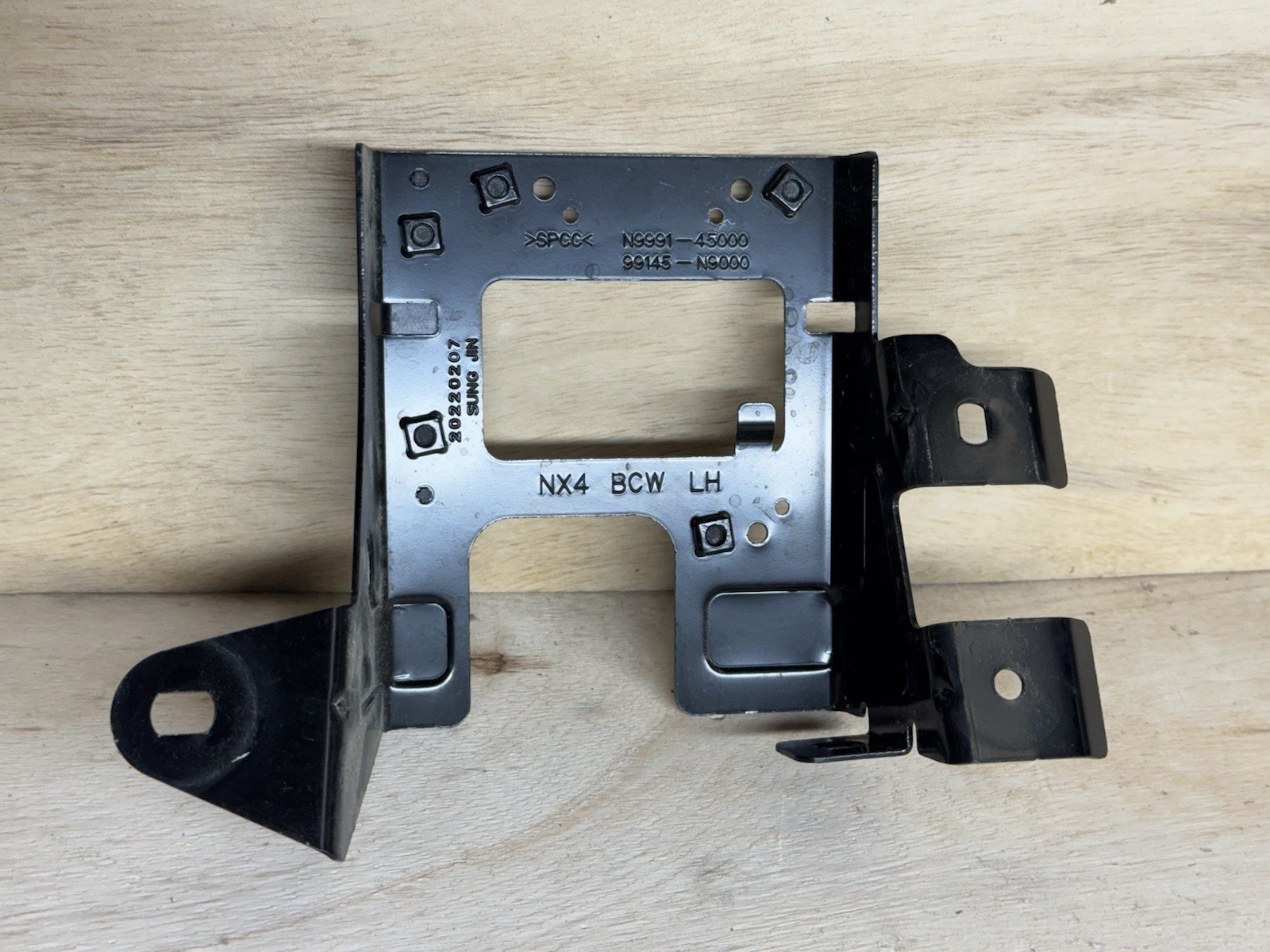 HYUNDAI TUCSON LEFT BLIND SPOT SENSOR BRACKET N9991—45000