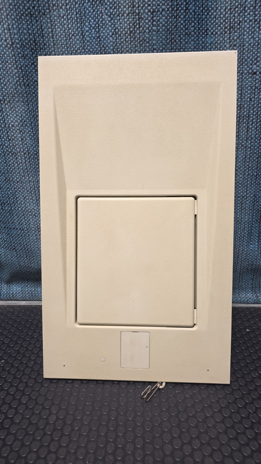 SONY  VIDEO MONITOR  LCD AIRCRAFT  8.6" RH RETRACT - P/N: 617-6265-002