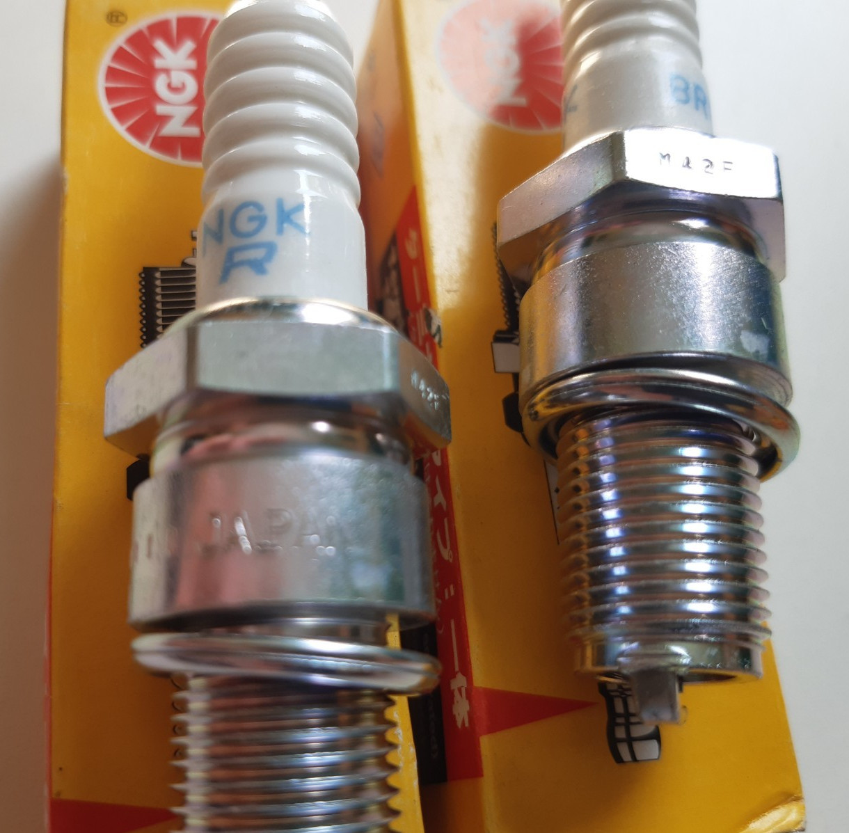 2 x GENUINE NGK BR8ES SPARK PLUGS (3961) SOLID TERMINAL - DOES NOT REMOVE - NOS