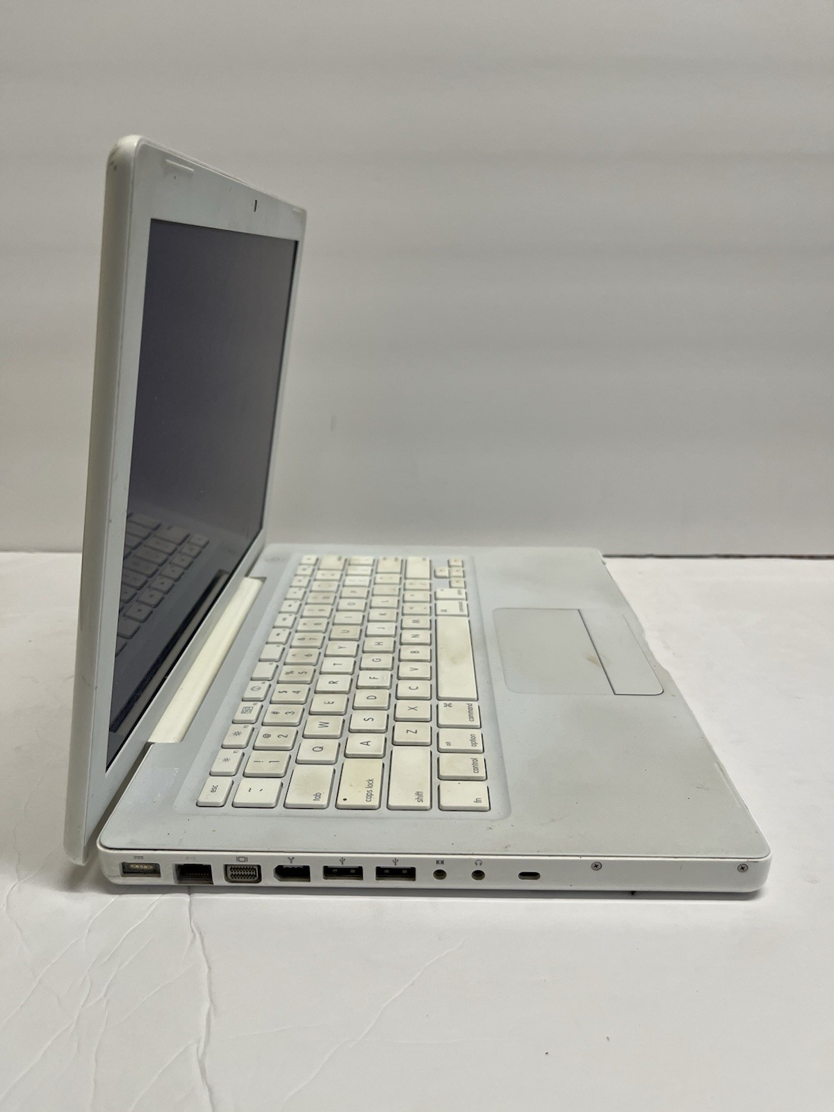 Apple MacBook A1181 Intel Core 2 Duo 2.1GHz 120GB Space 1GB RAM 13.3”