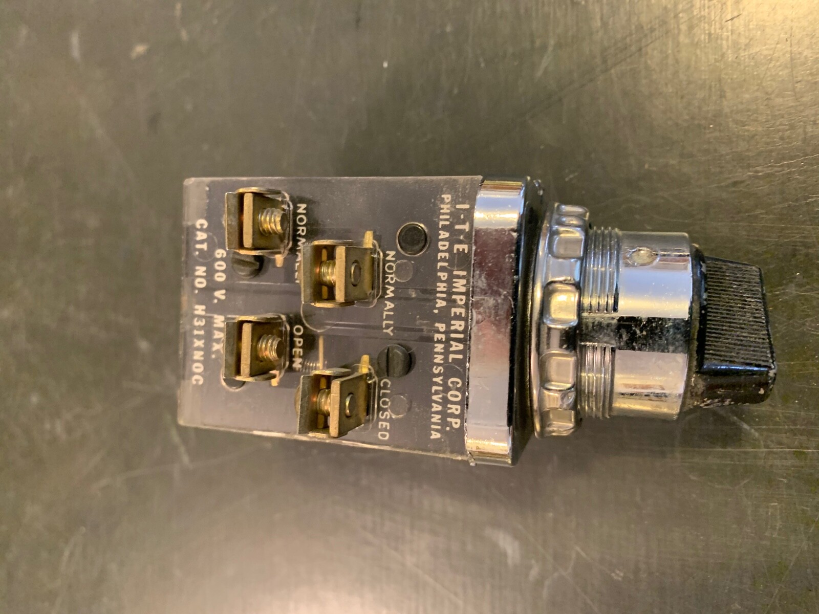 ITE Siemens 2 Position Maint Selector Switch with (2) H31XNOC Contact Blocks