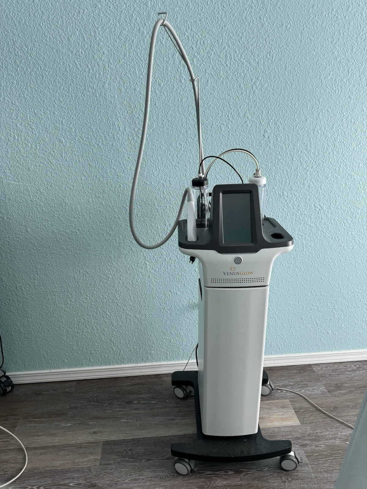 VENUS GLOW Cart Mounted Aesthetic Machine Touchscreen w/ Handpieces & Tubing