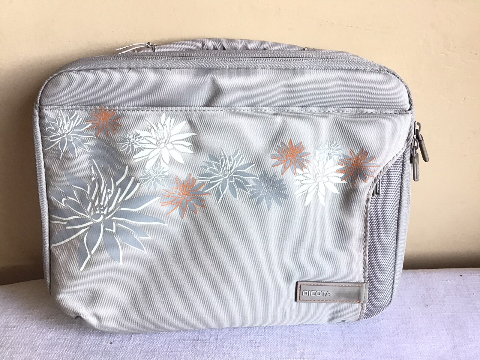 NWT Dicota Me Series Dee Slim Case Gray Floral Softbody Laptop Carrying Case