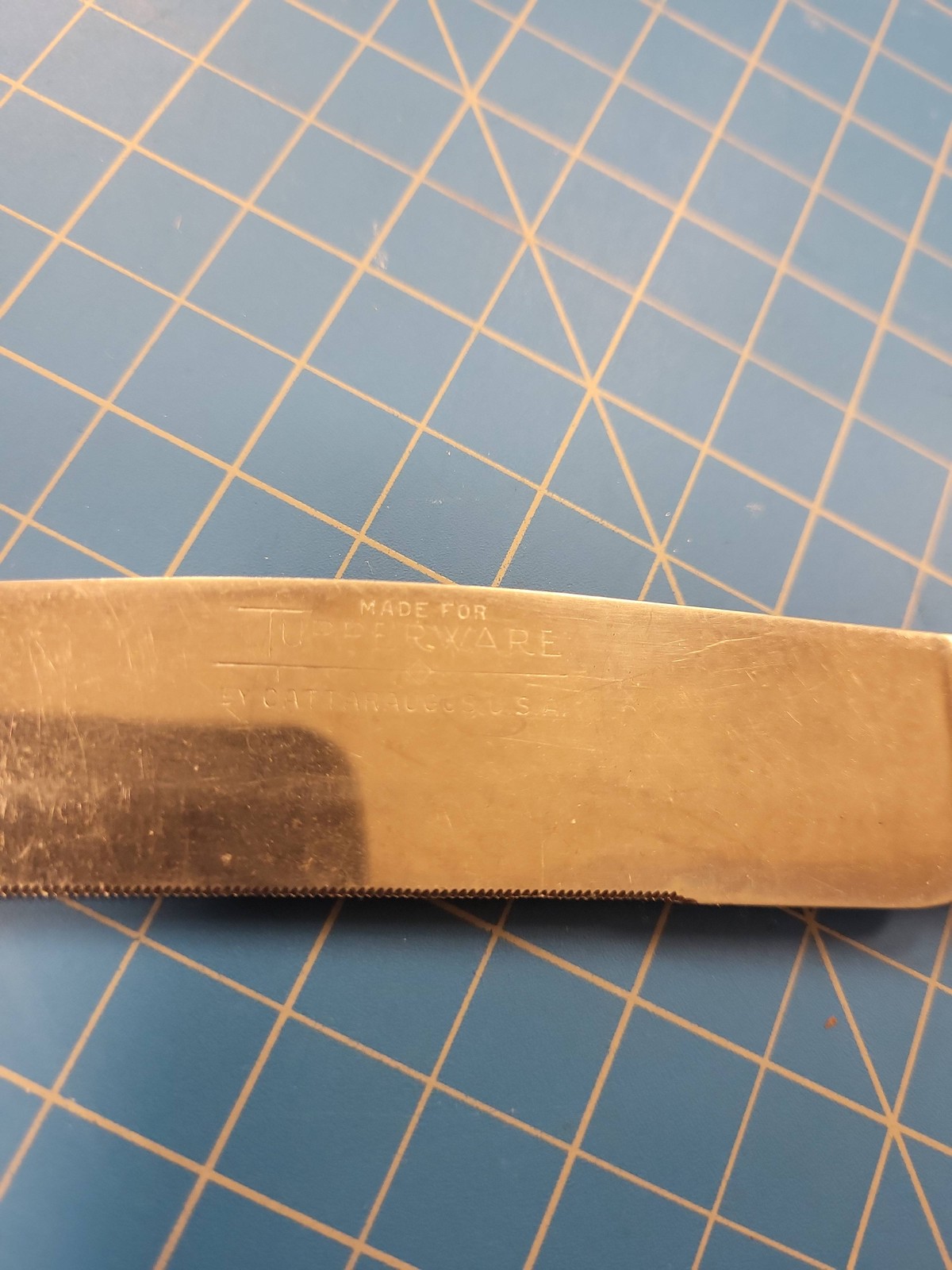 Tupperware Vintage Serrated Knife Kitchen Utensil Food Prep Slicing Serving Tool