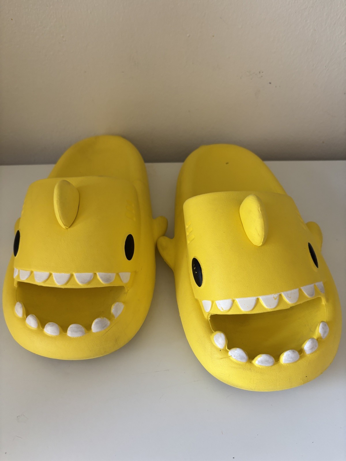 Shark Slides Novelty Sandals Casual Beach Shoes Mens Sz W7 (36-37)Yellow