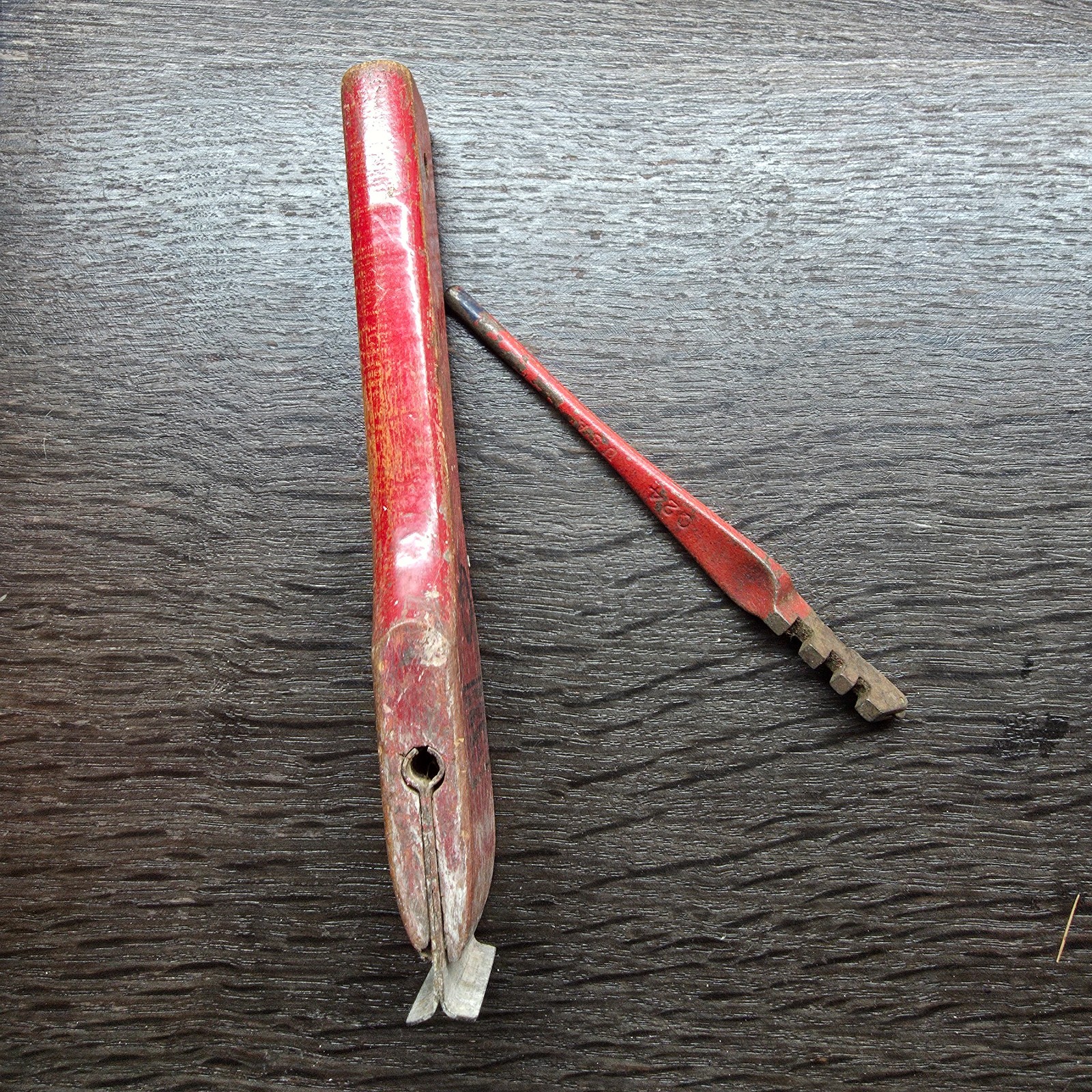 VINTAGE RED DEVIL WOOD HANDLE PAINT SCRAPER AND GLASS CUTTER