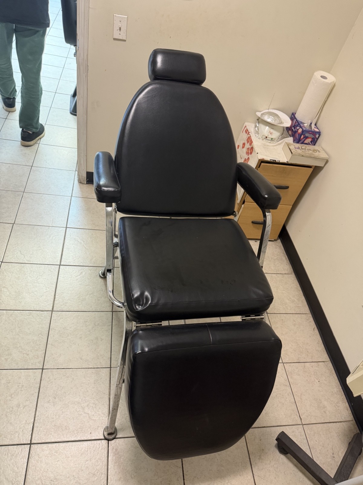 Used Waxing / Facial Salon Bed with Facial Equipment – Good Condition