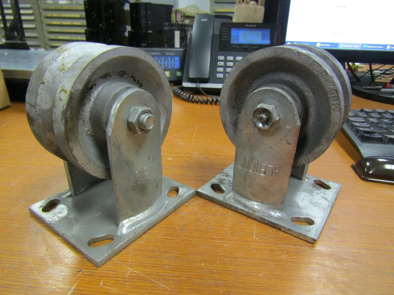 👀2) ALBION 4" 4-FLANGED STATIONARY V-GROOVED CAST IRON WHEEL VG042001S LOT OF 2