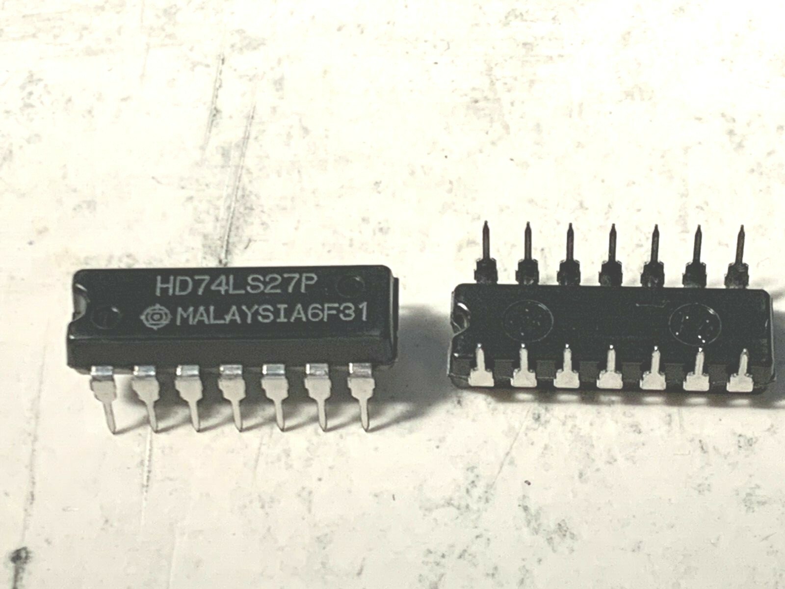 Hitachi IC-HD74LS27P-Triple 3-input NOR Gate- DIP-14.