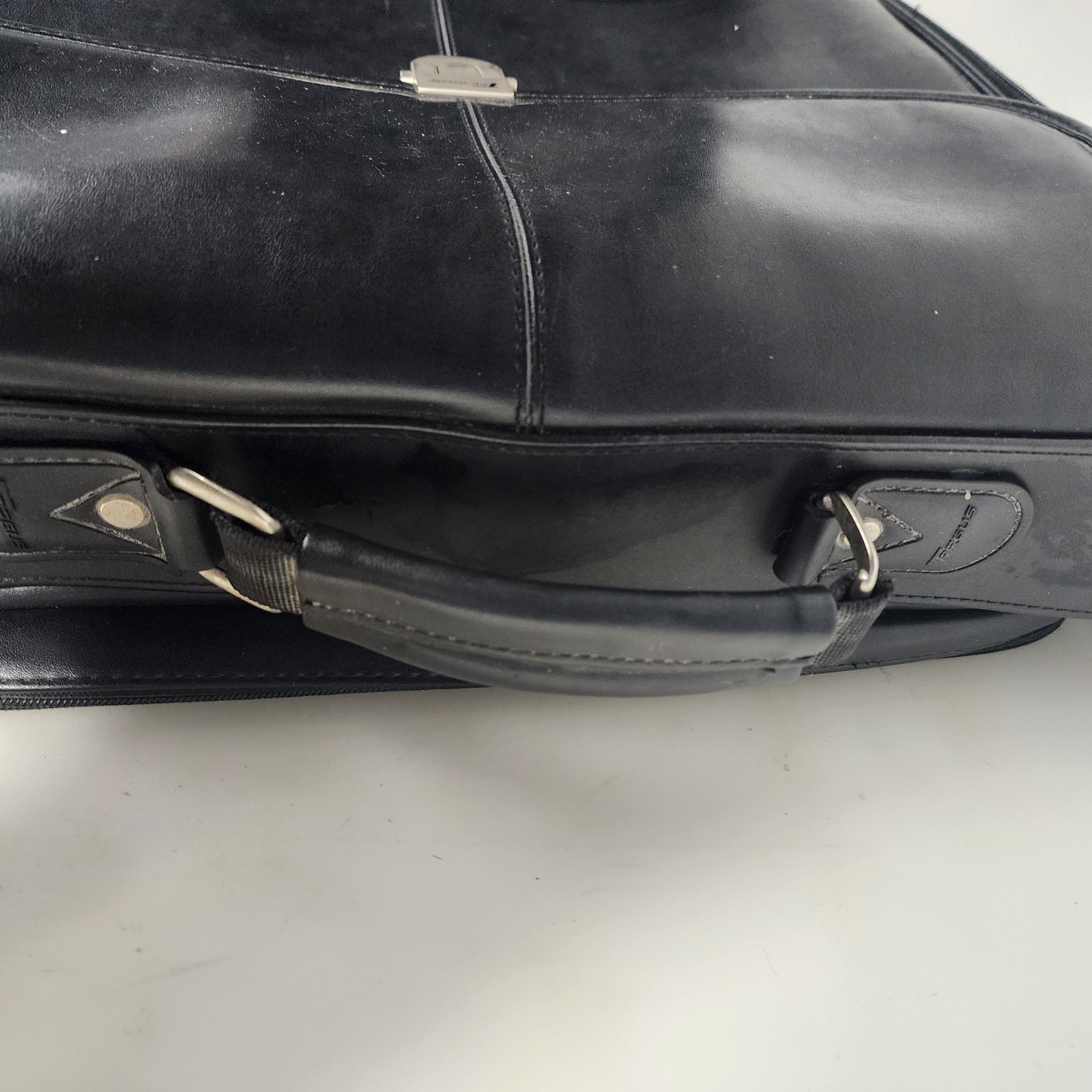 Targus KOS300 Reverse Access Notebook Case Black Koskin Leather
