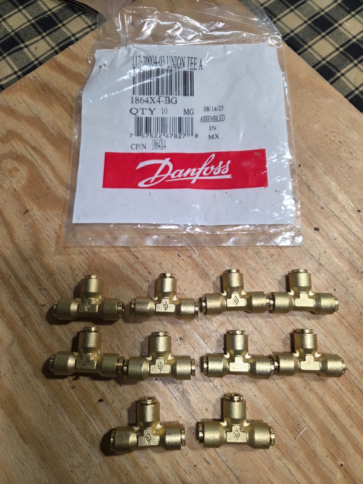 Danfoss 1/4" Tube Brass Push to Connect Union Tee 1864X4-BG Lot of 10 NEW!!