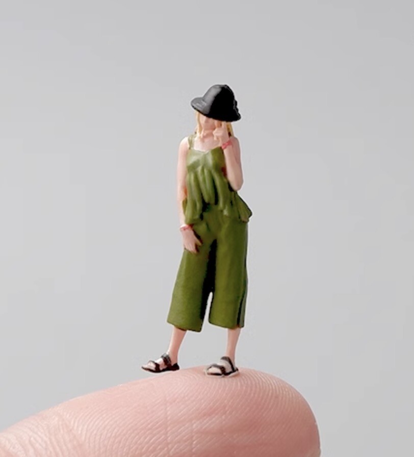 1:64 Painted Figure Mini Model Miniature Resin Diorama Sand Blond Hair Girl Toy