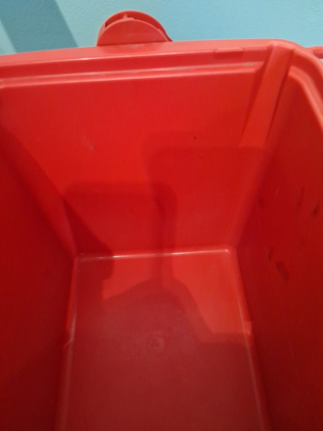 Igloo Quantum 12 cooler 18 Pack capacity Lockable USA. 12 Quart Red White Black