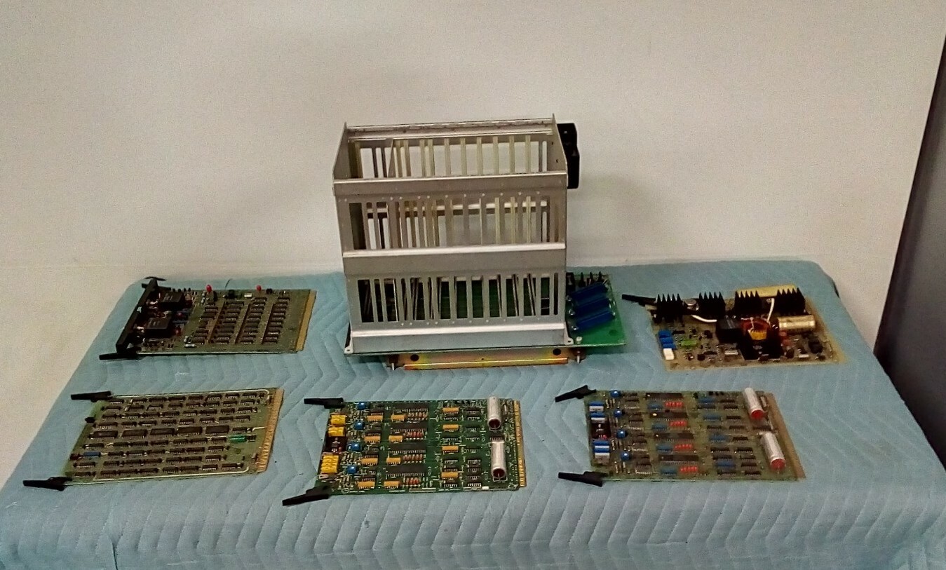 Honeywell Basic Controller Board C-CB200 w/ Regulator, HWY-(1,2), 2x Output Card