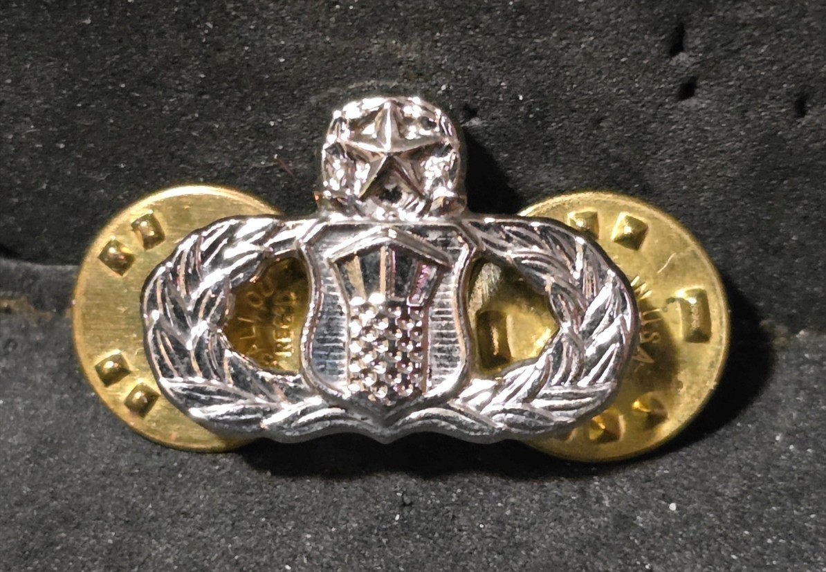Mini Anodized USAF Master Air Traffic Control Occupational Badge Hat / Lapel Pin