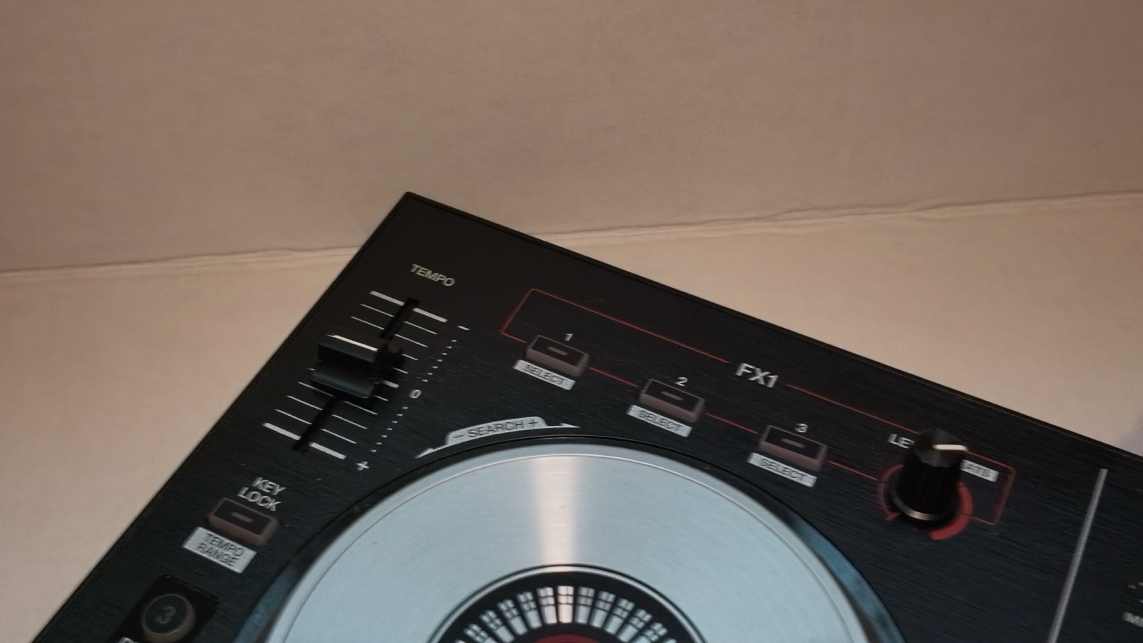 Pioneer DJ DDJ-SB2 Serato 2-Channel 2-Deck DJ Controller powers on