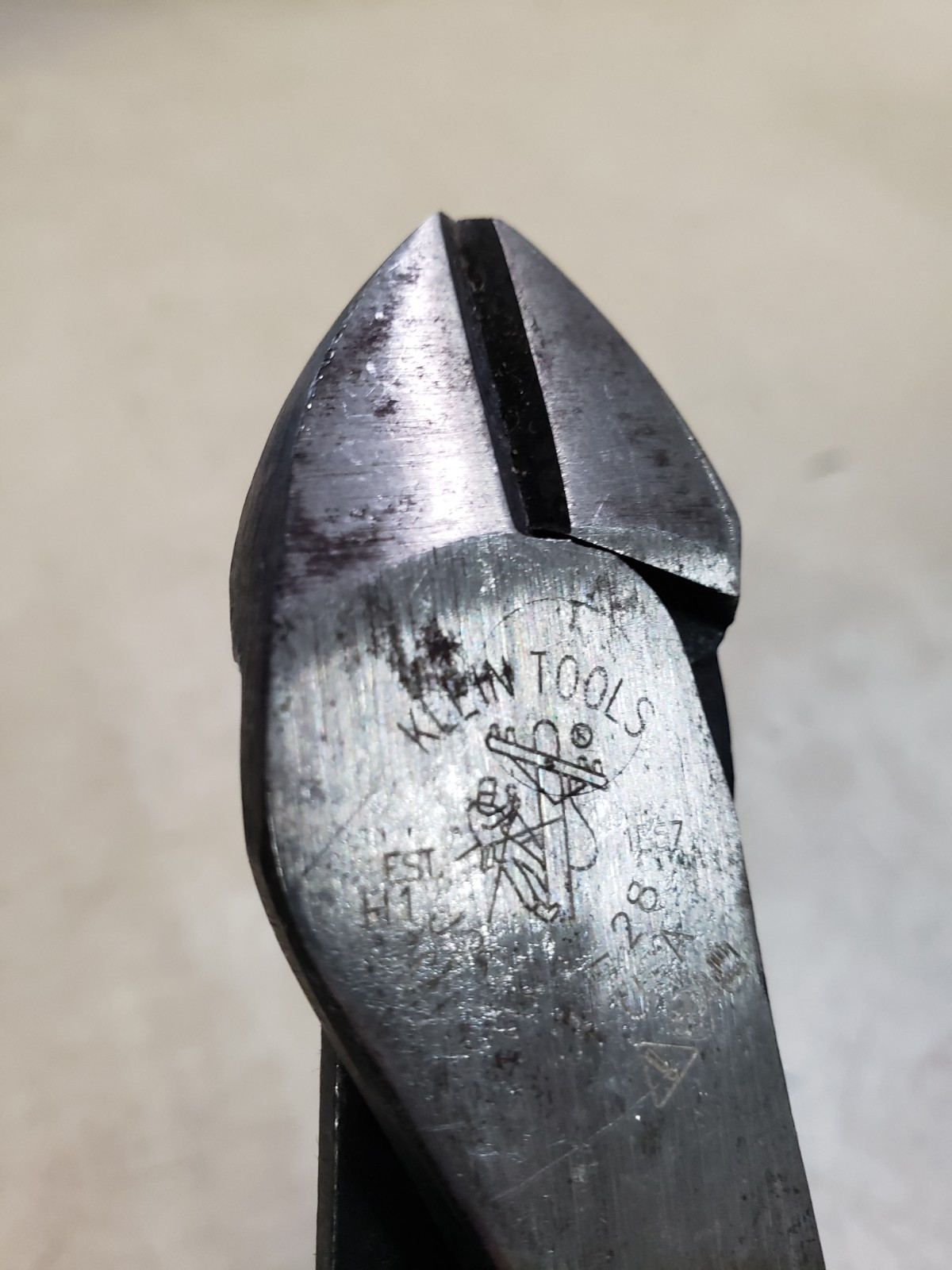 KLEIN TOOLS J2000-28 Diagonal Cutting Plier, 8-1/8" L USED