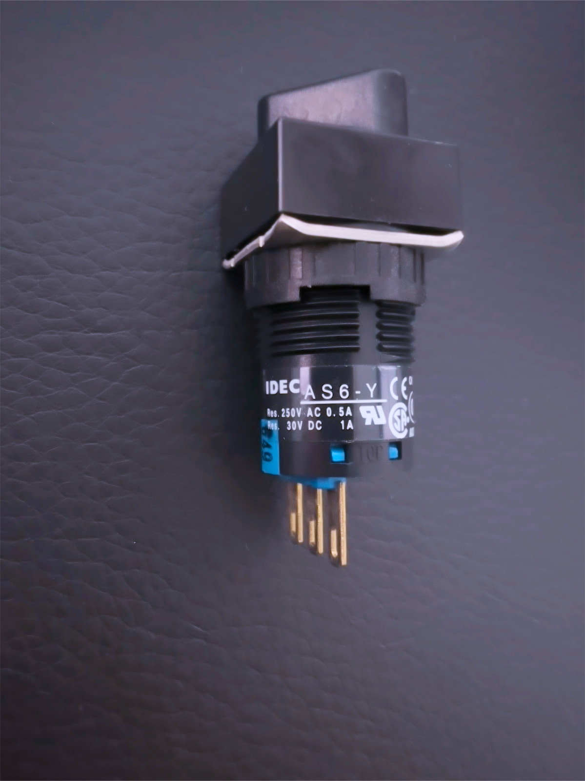 AS6Q-2Y1C IDEC 90° 2-position SPDT Maintained Square Selector Switch IP40