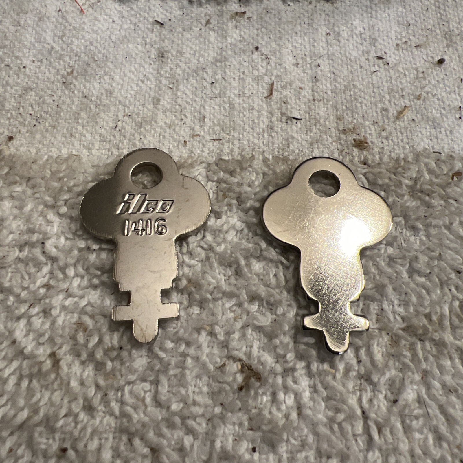 (2) LOCKSMITH 1416 key Kimberly-ClarkPaper Towel Dispenser Key Toilet Paper key