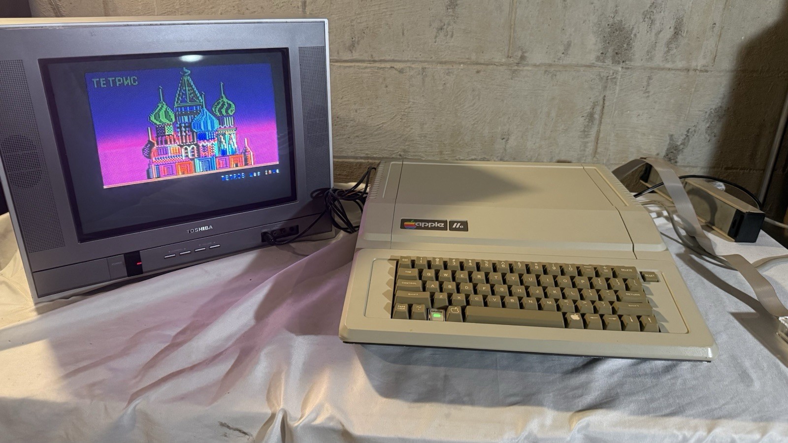 WORKING Vintage Apple IIe Enhanced Painted Case Retro Computer Great Condition