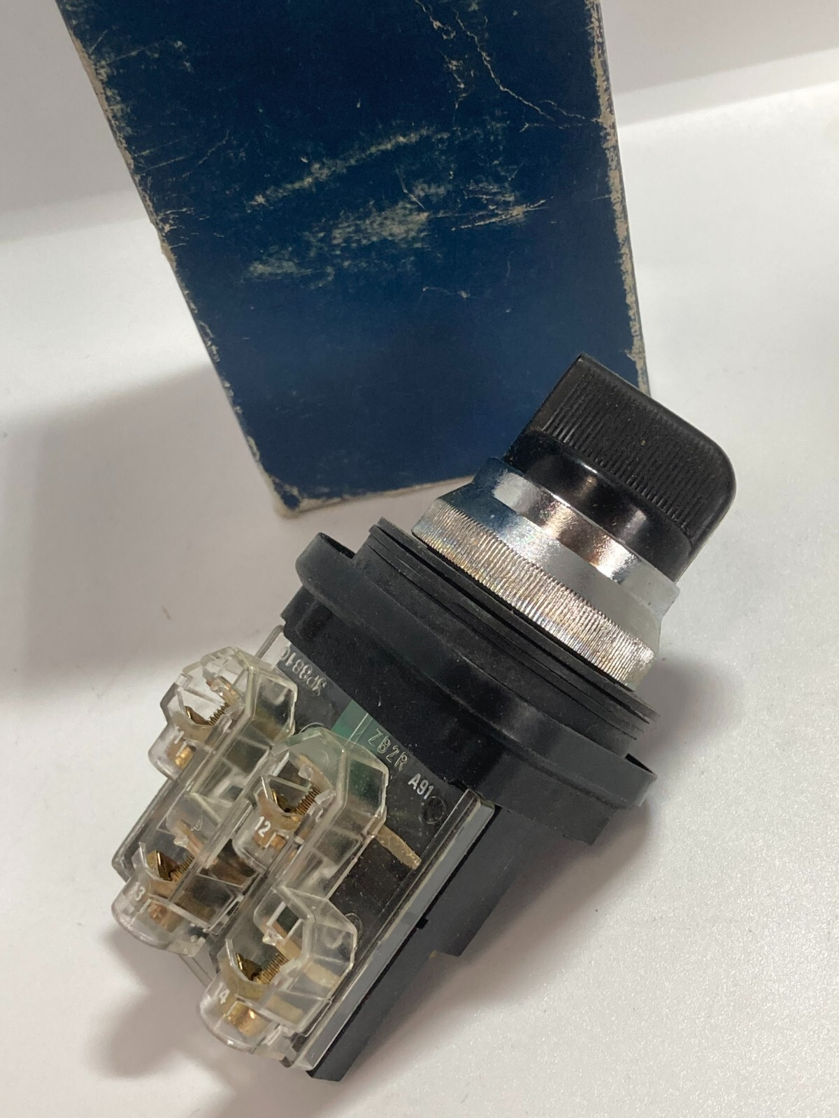 TELEMECANIQUE XB2MD21 SELECTOR SWITCH 2 POS SPRING RETURN NIB
