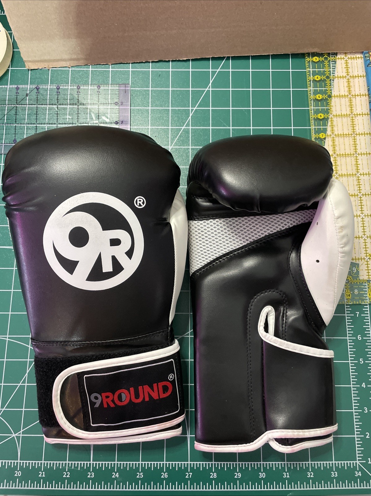 9 Round Fitness Boxing Gloves 10oz Adult One Size, Black White