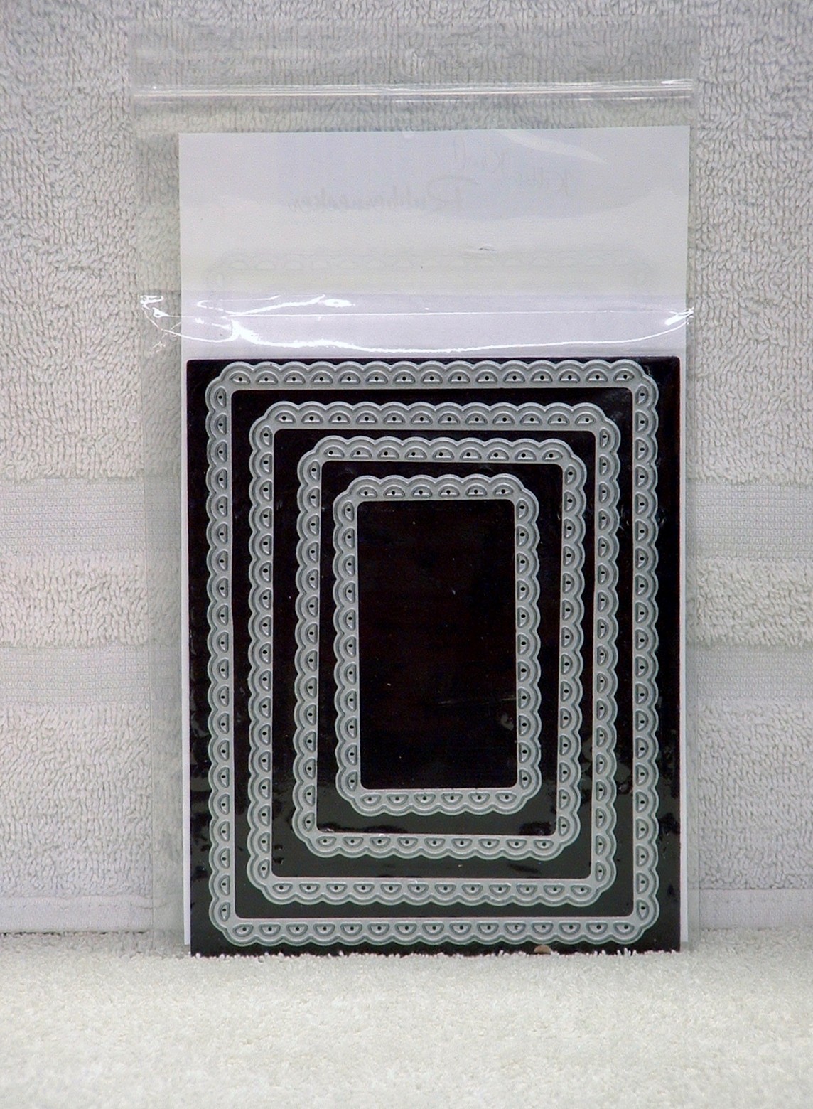 RUBBERNECKER ‘NESTED SCALLOP RECTANGLES WITH HALF HOLES’ DIE SET #5320D PREOWNED