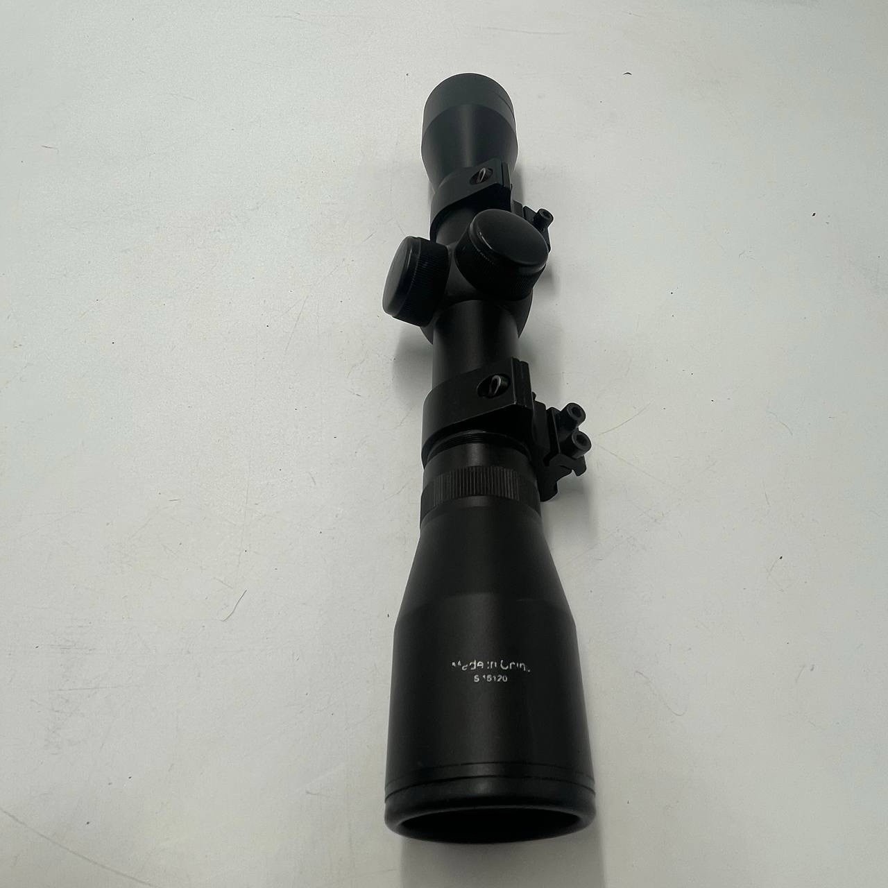 CENTER POINT HUNTING & OUTDOORS 4X32  variable-power riflescope
