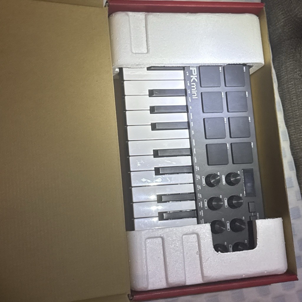 Akai Professional MPK mini 25-Key USB MIDI Keyboard Controller, Pads, Pedal