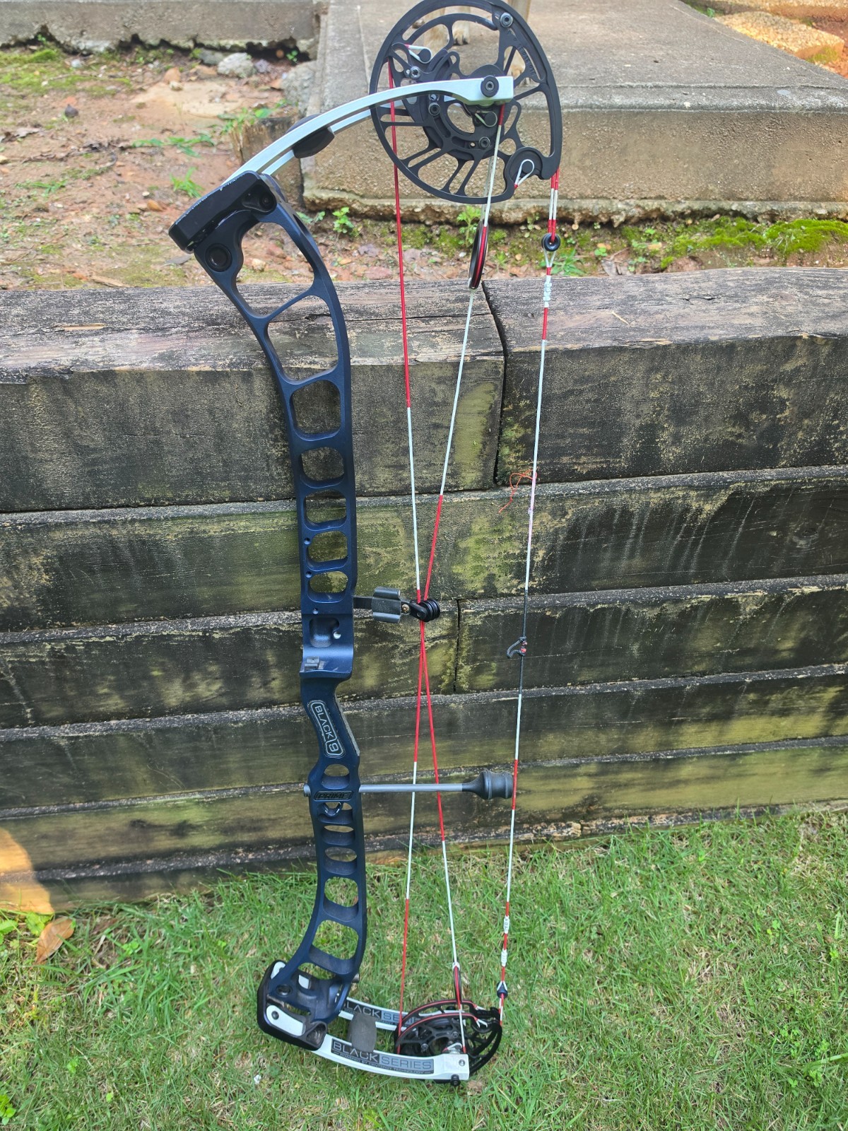 Prime Black 9 RH Compound Bow 60 lb 39”ATA, Blue w/White limbs