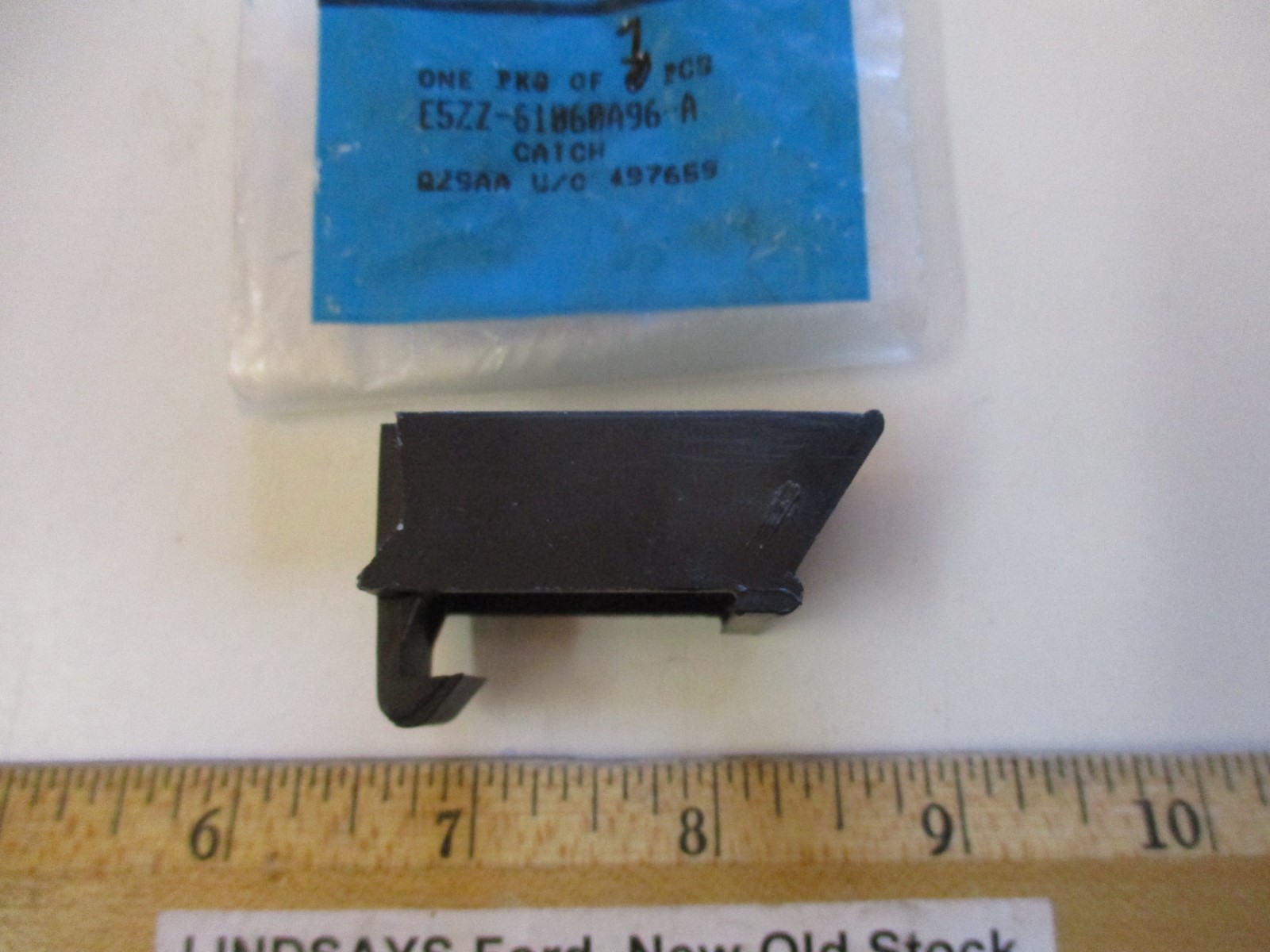 FORD 1980/1986 MUSTANG, CAPRI & OTHERS "CATCH" (GLOVE COMPARTMENT DOOR LATCH)