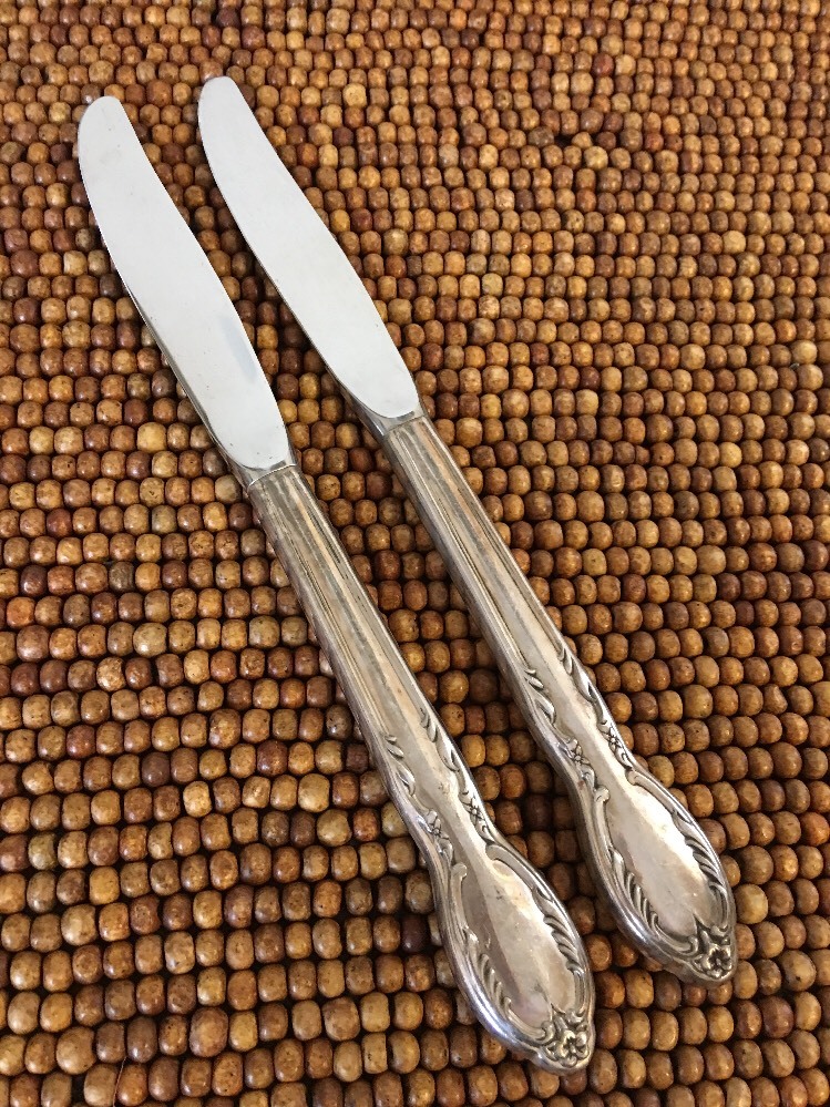 Rogers International IS ROYAL MANOR Silverplate 2 Hollow Dinner Knives 8.5"