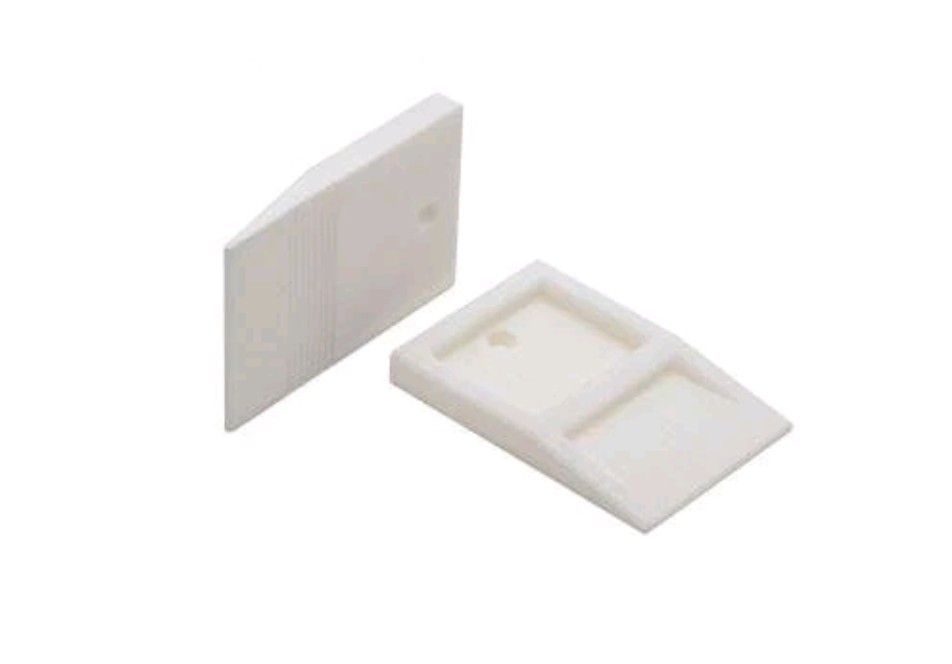 Tavy 1/8" White Wedge Spacers (100/bag)