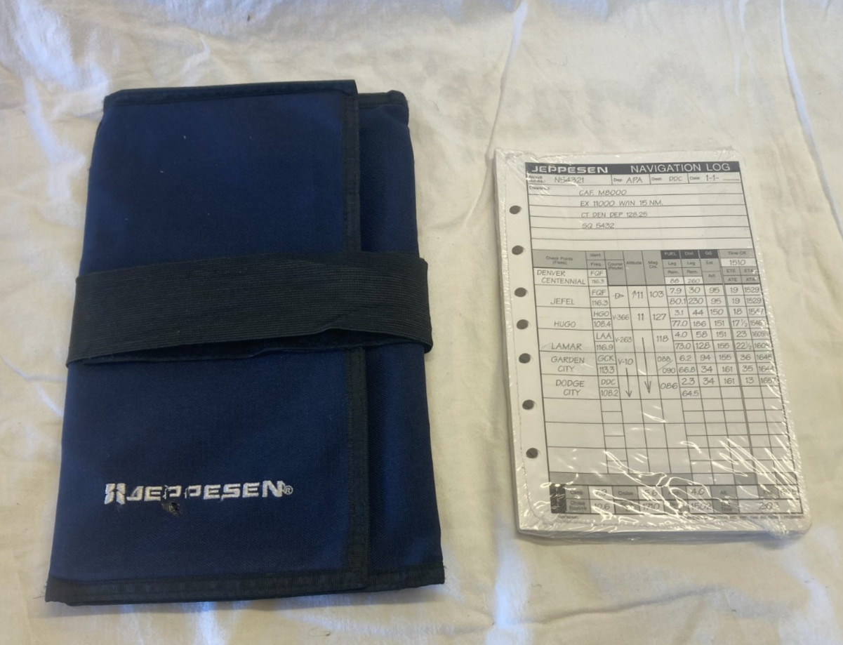 Jeppesen VFR Tri-Fold Kneeboard with Clipboard Info At Your Fingertips