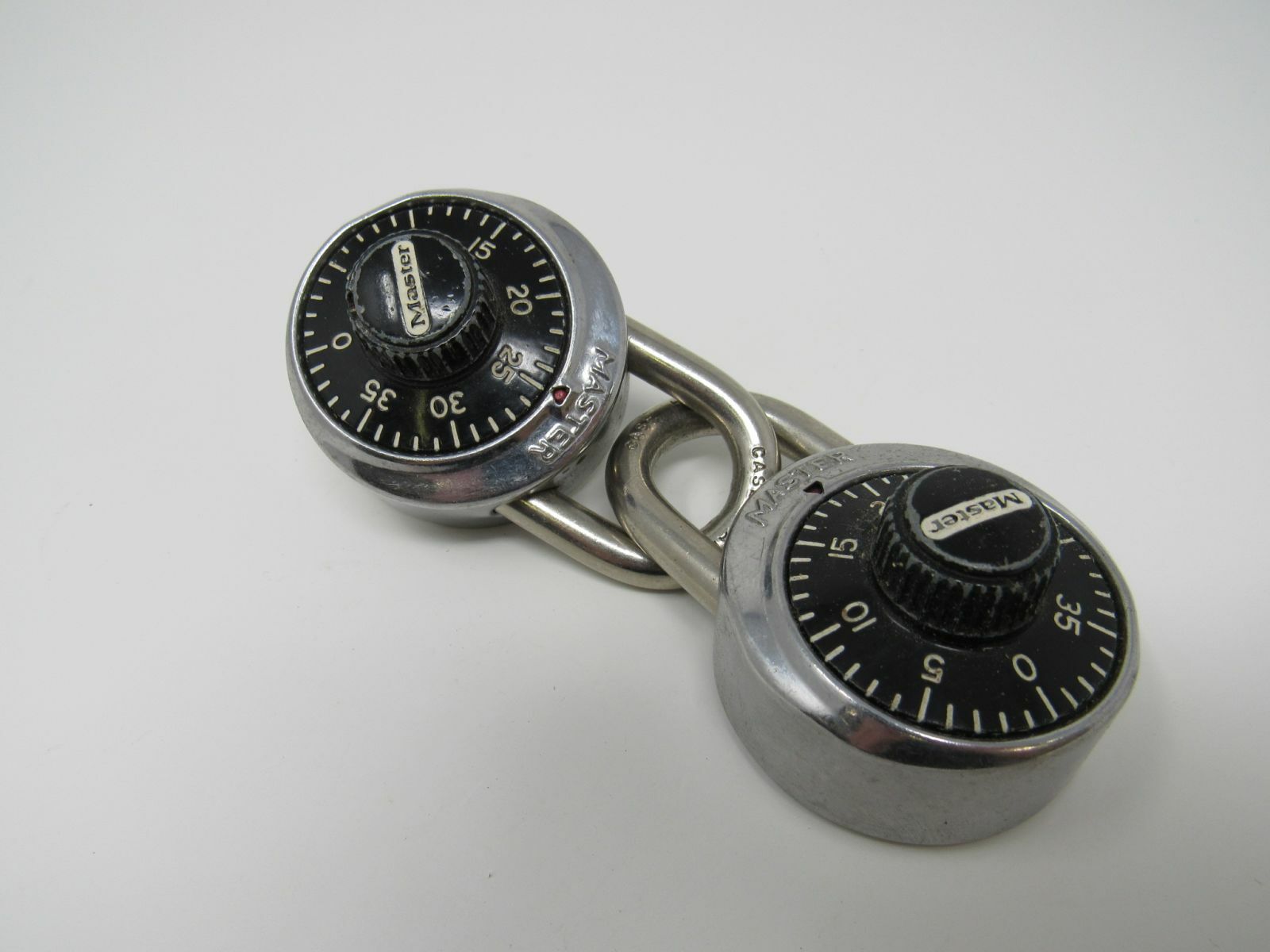 Master Lock Co 2 Combination Pad Locks Back Key Hole V643