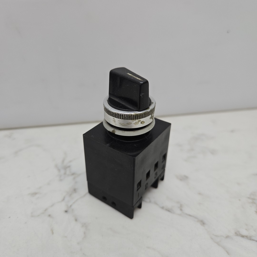 4 Pack Micro Switch PWSBM101 Selector Switch w/ PWCM and PWCE Contact Blocks