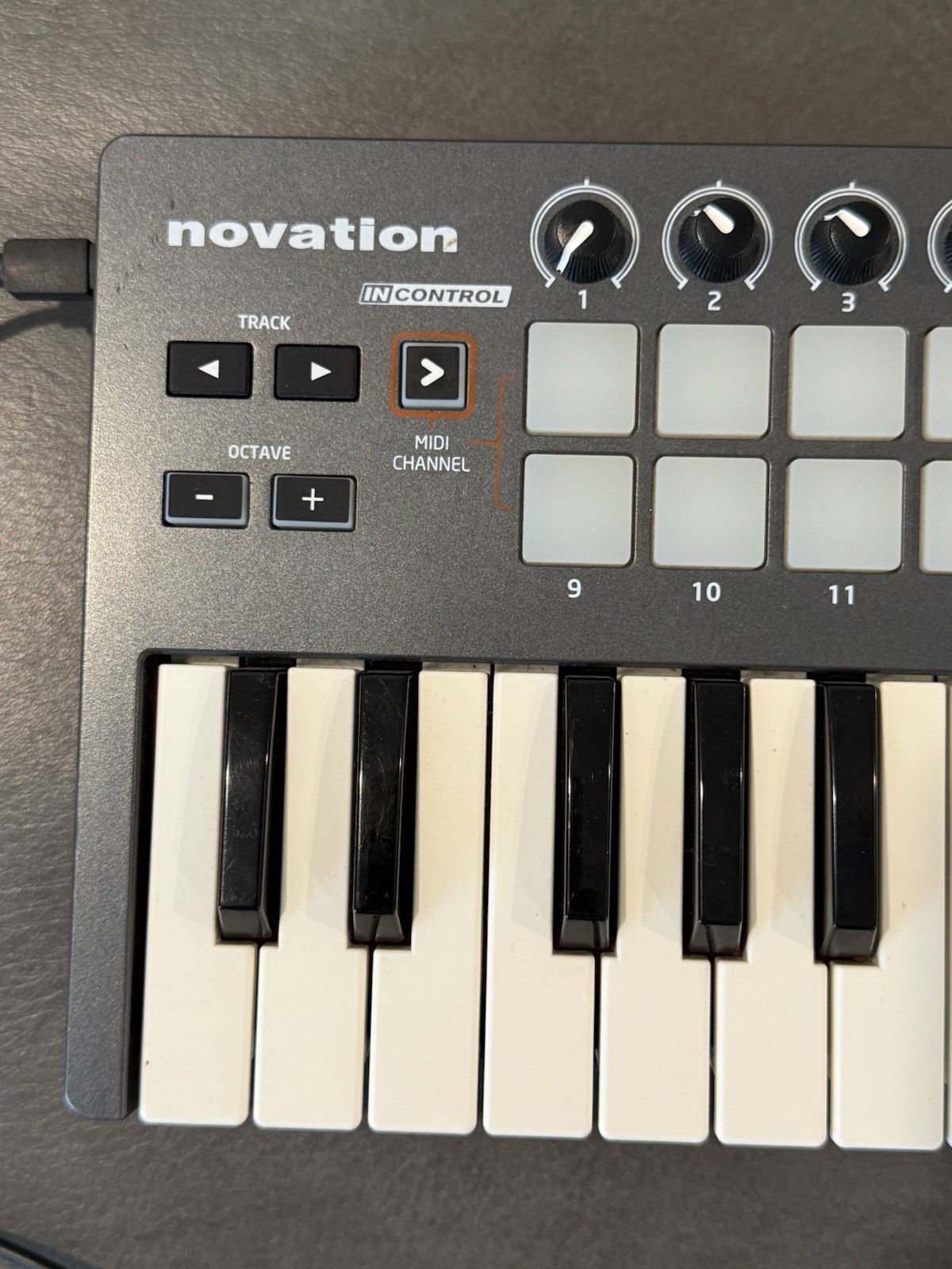 Novation Launchkey MINI 25-Key USB MIDI Keyboard Controller w/ Pads & Knobs