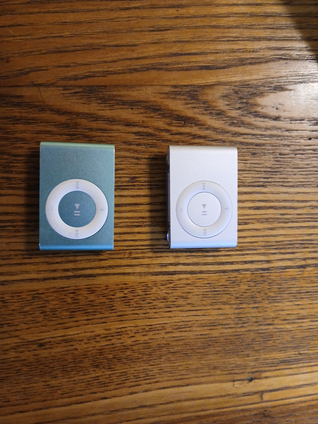 Apple iPod shuffle (2)  2nd generation 1GB Green And Silver Players Only.