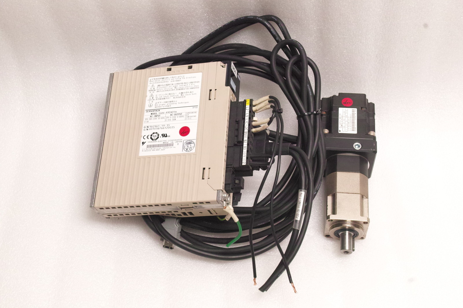 YASKAWA SERVO MOTOR & DRIVER SGDV-R90A01A SGMPS-01ACA21 KSB-44A-20-P1 WORKING