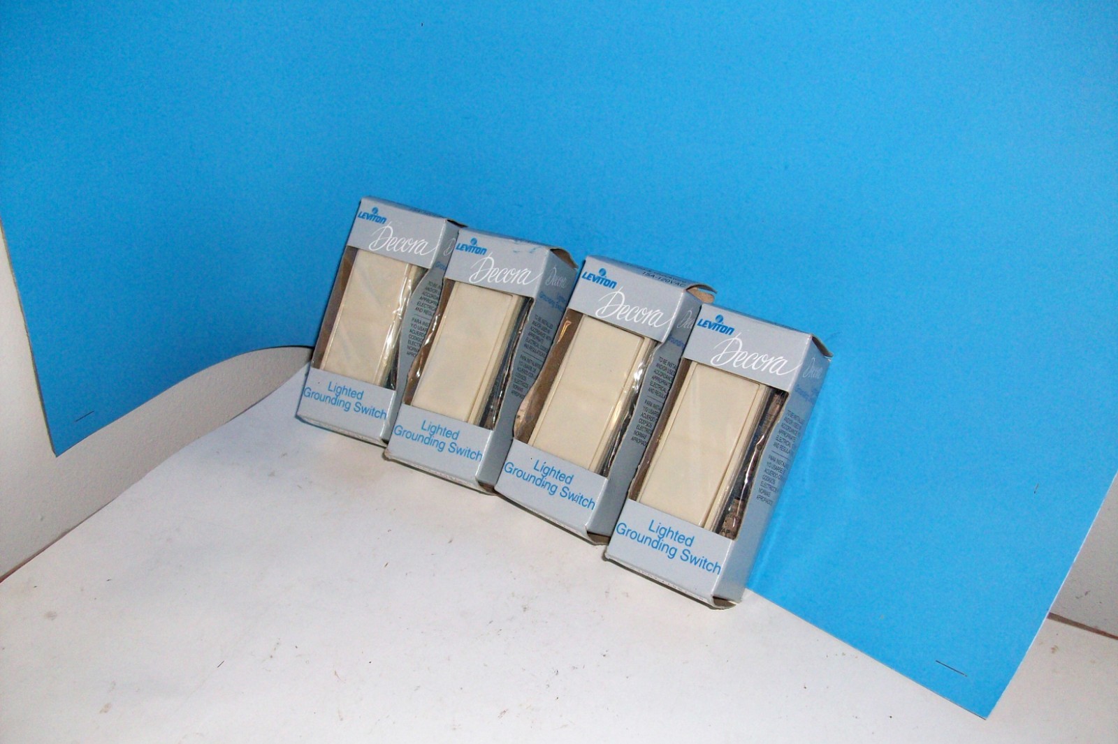 4 LEVITON DECORA LIGHTED GROUNDING SWITCH UNITS IVORY 5611-21S