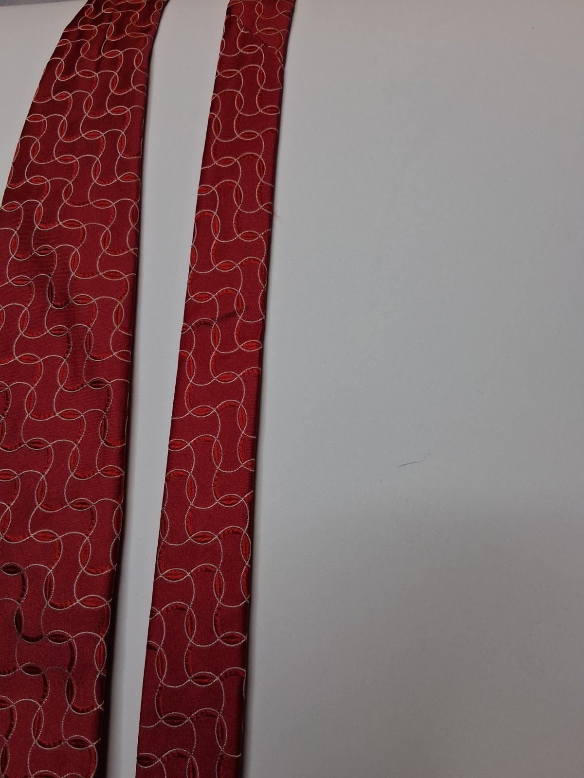 HUGO BOSS Mens Tie Red Base With Wavey Geometric Pattern, Seta Silk, Vgc