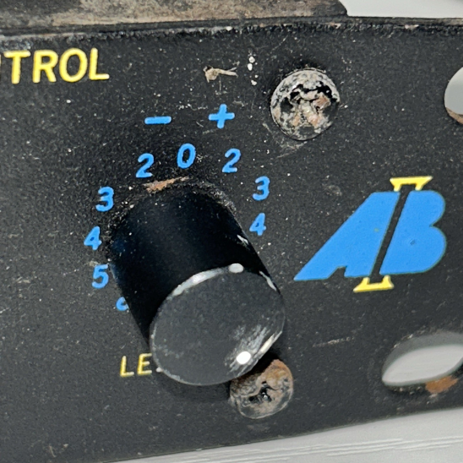 EUC AB INTERNATIONAL MODEL 131 RACK GRAPHIC EQUALIZER, READ