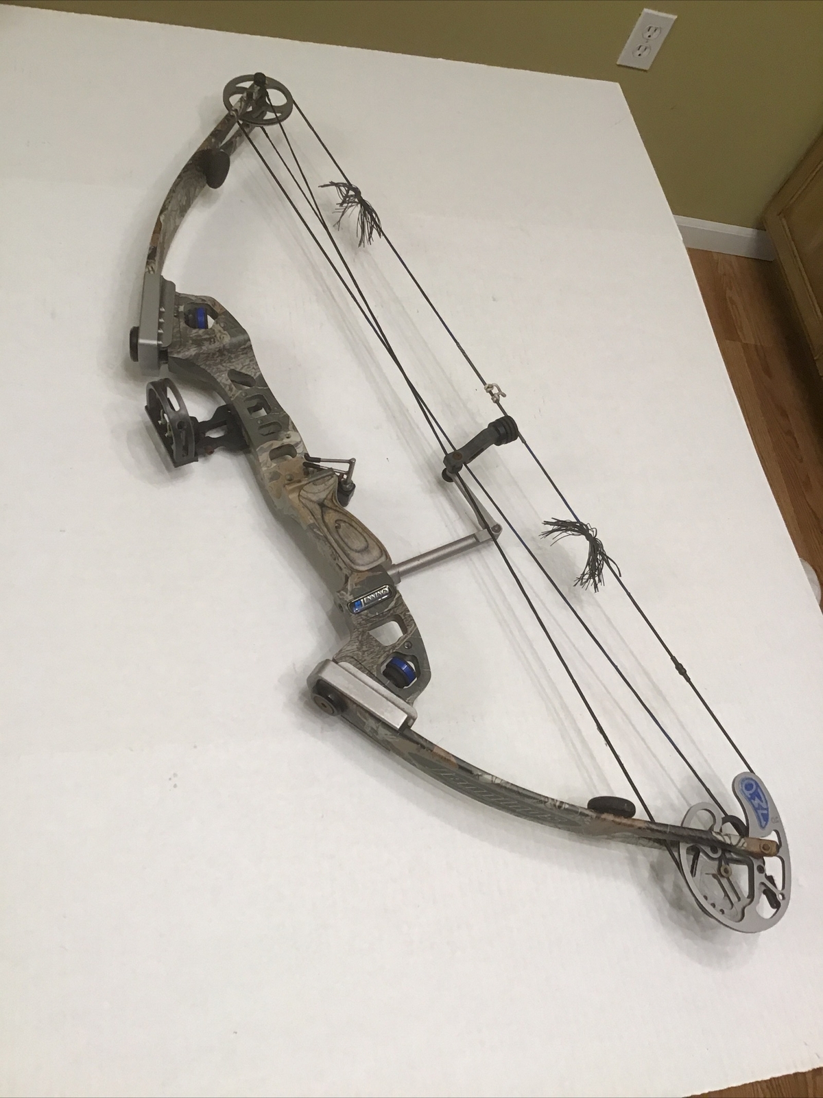 Jennings Carbon Twill Trophy Master Compound Bow Right Hand 60# 28" Draw