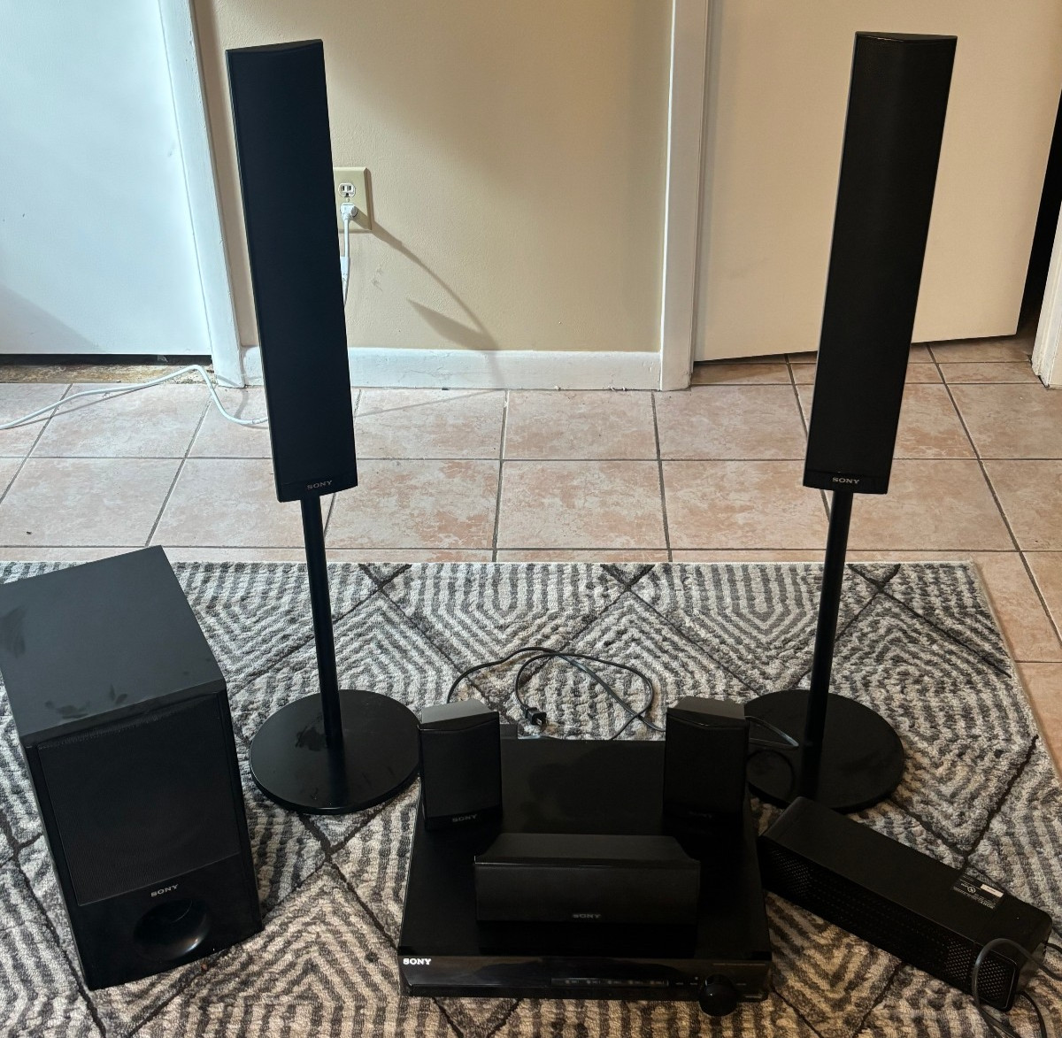 Sony DAV-HDX589W HDMI 5-Disc DVD 5.1 Home Theater w/ AMP, 5 speakers, COMPLETE