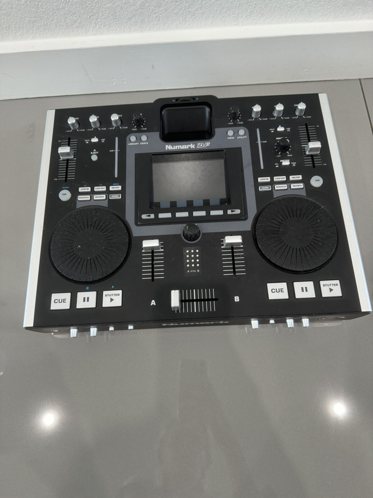 Numark iDJ2 DJ Station Mixer Controller iPod Dock Mixing Station Pro Audio *READ